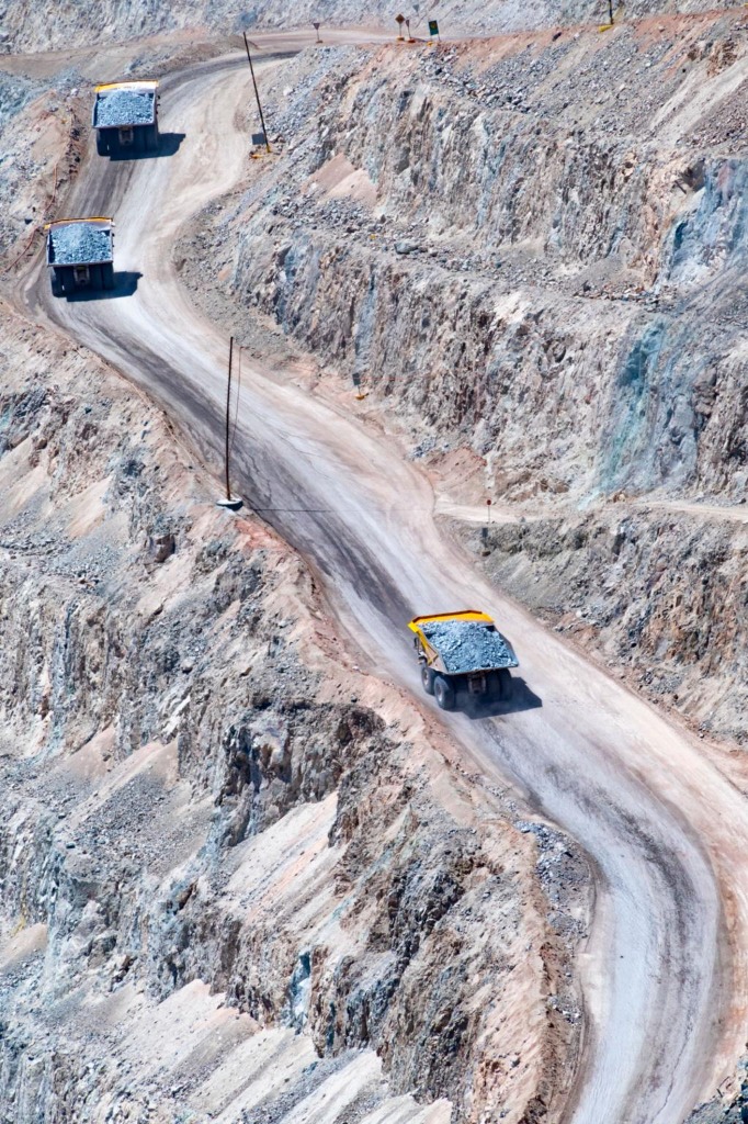 Transporte y camiones de extracción minera en rampa